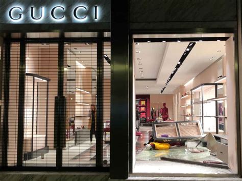 Espectacular alunizaje nocturno contra la tienda de Gucci de 